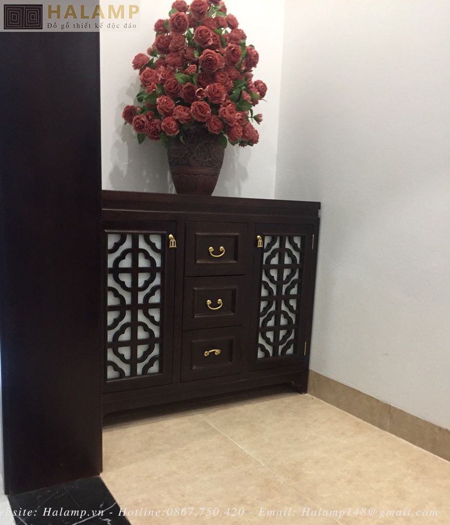 Bàn console đặt bình cắm hoa