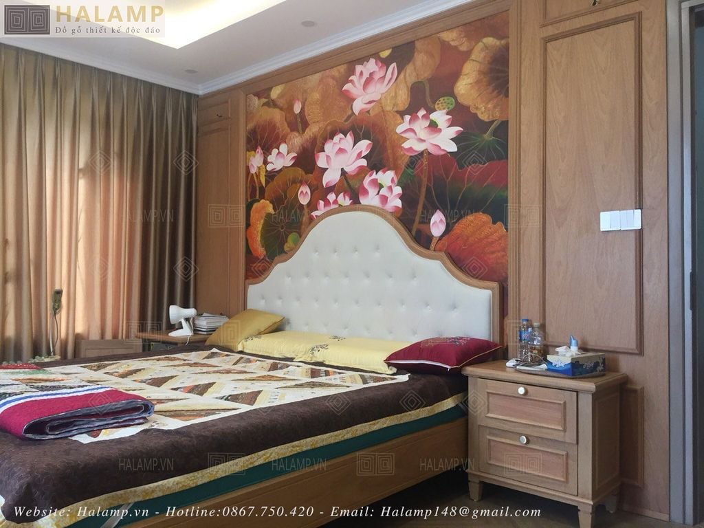 Giường và tấm ốp vernia gõ đê màu nguyên mộc