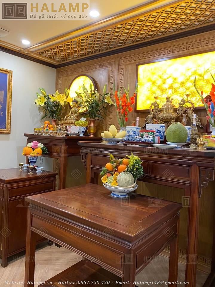 Đèn trúc chỉ gắn tường là yếu tố trang trí phù hợp phòng thờ