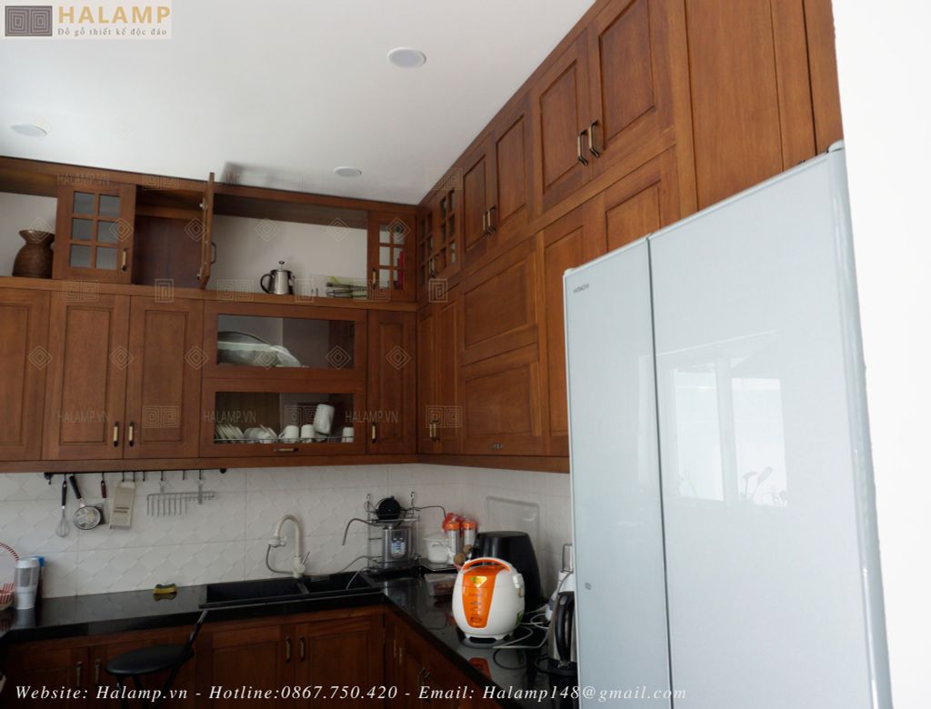 Thiết kế tủ bếp chữ L chất liệu gỗ Gõ
