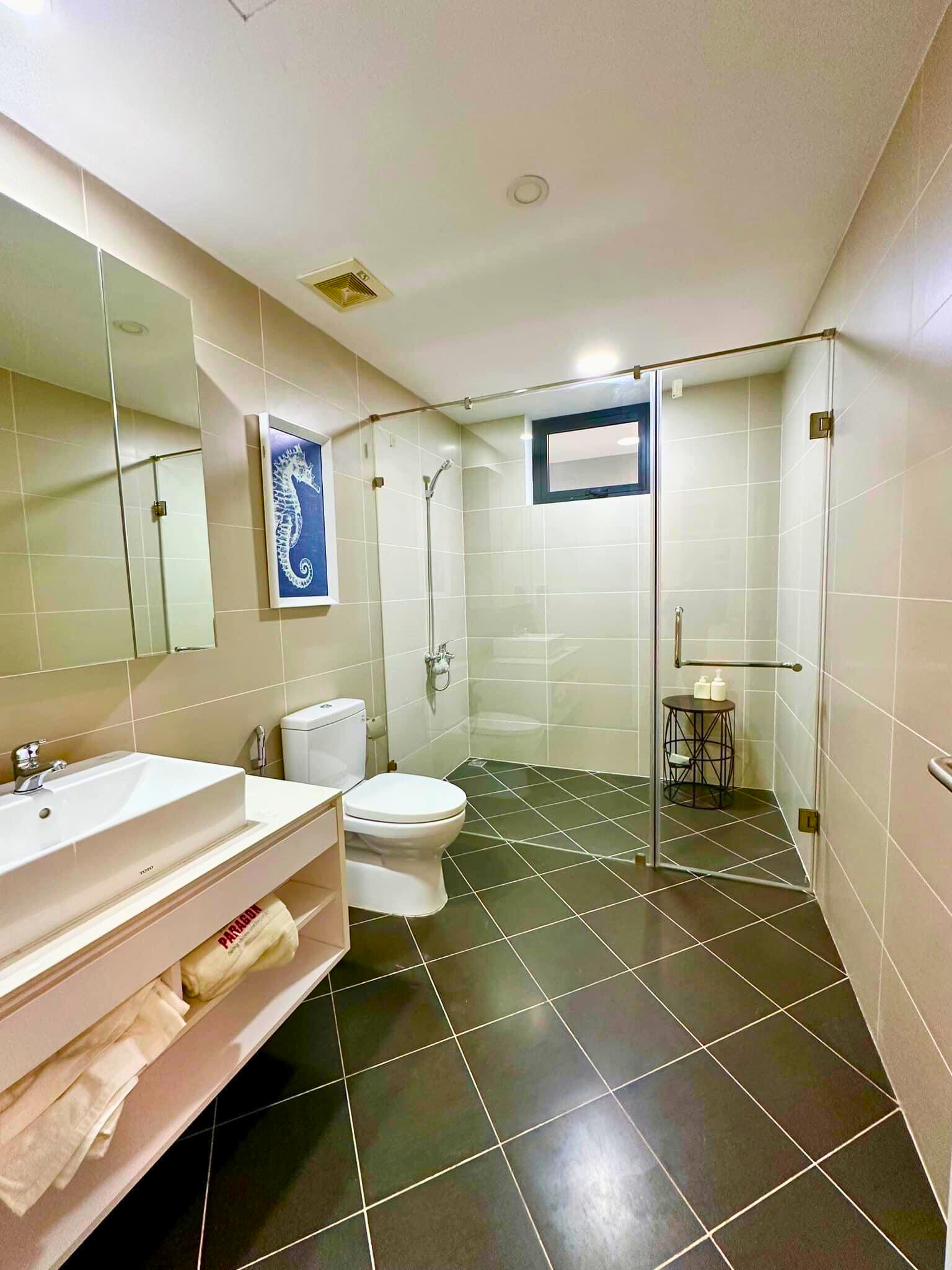 Nhà vệ sinh thoáng rộng sạch sẽ tại Hanoi Paragon