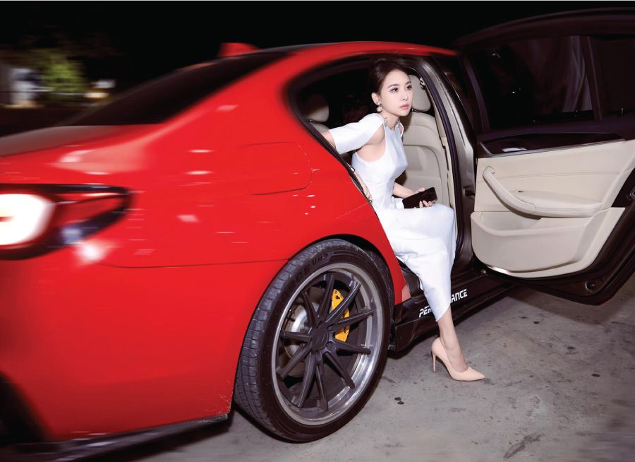 Hoa hậu Nguyễn Cao Kim Anh: Người đẹp và siêu xe chục tỷ
