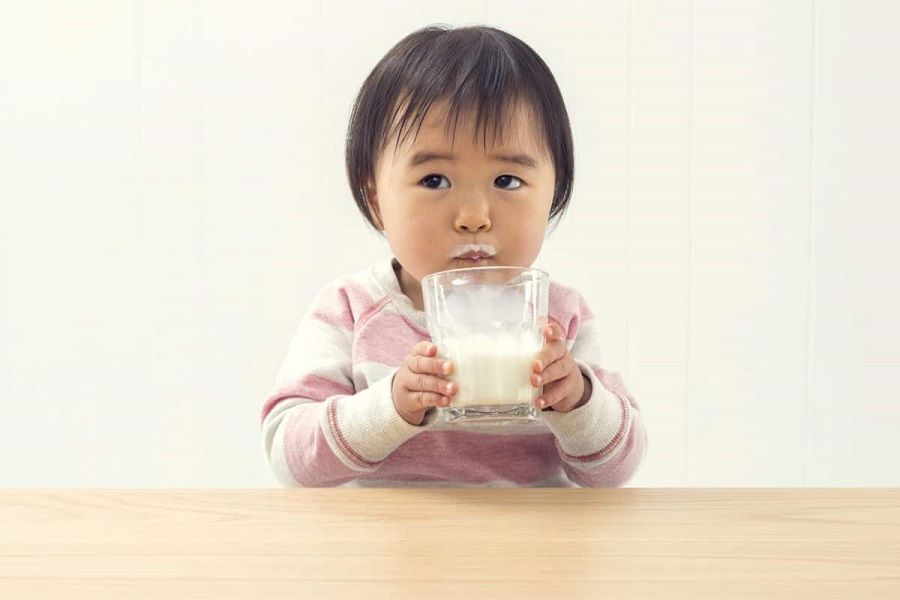 Trẻ mới biết đi chuyển sang uống sữa đậu nành có an toàn hay không?