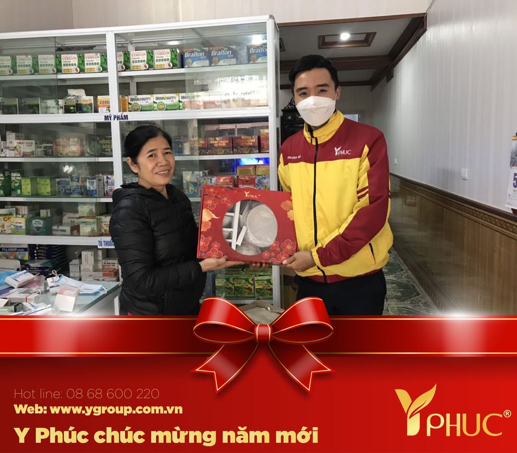 Y Phúc trao quà tết tới khách hàng