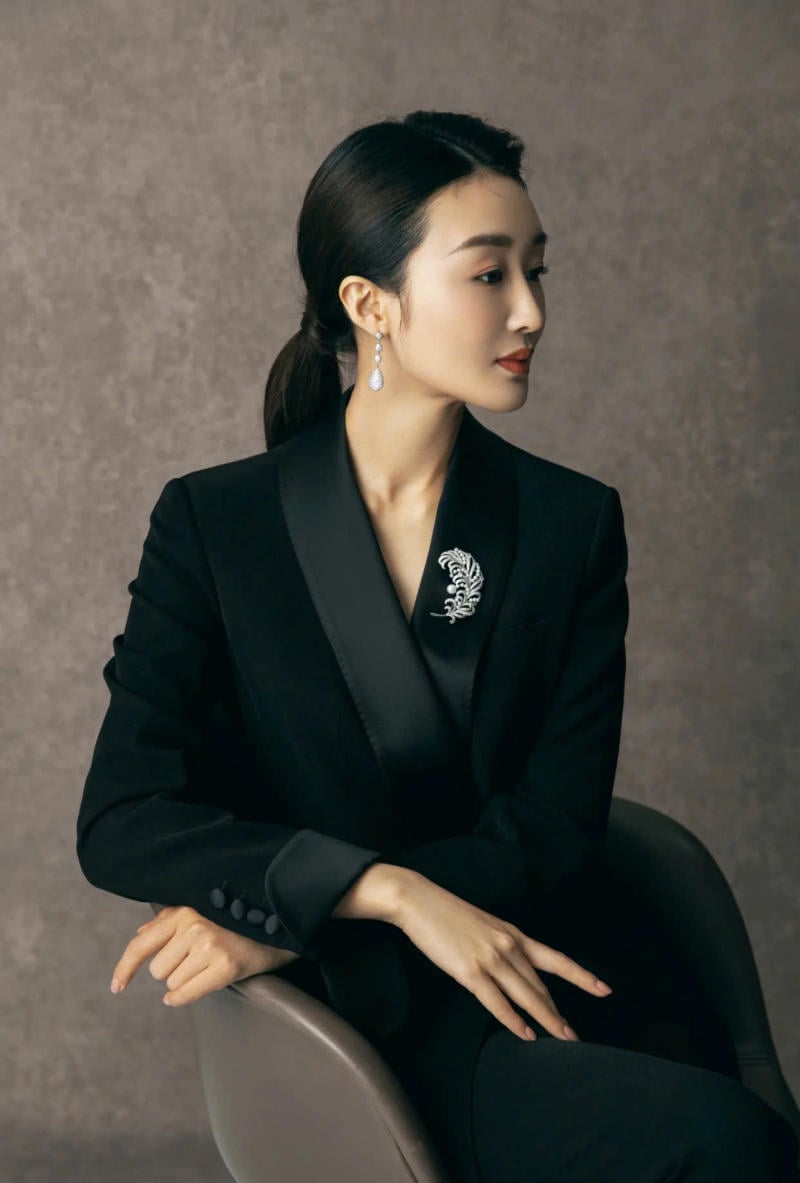 Tư thế nhìn nghiêng quyền lực và suy tư