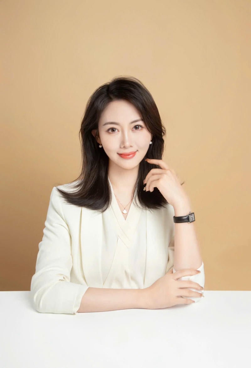 Tư thế suy tư và tập trung tại bàn làm việc