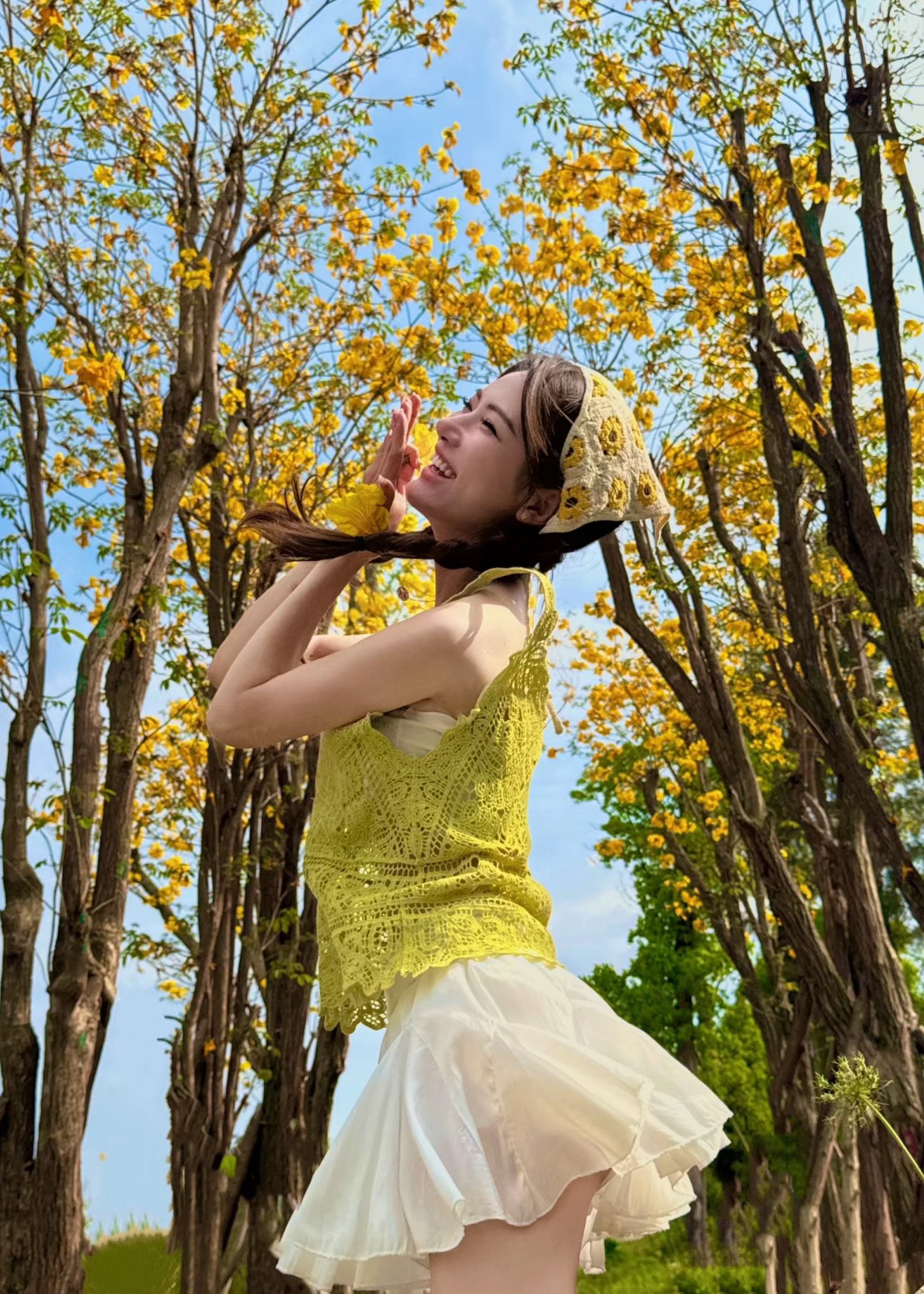tạo dáng chụp ảnh cùng hoa phong linh
