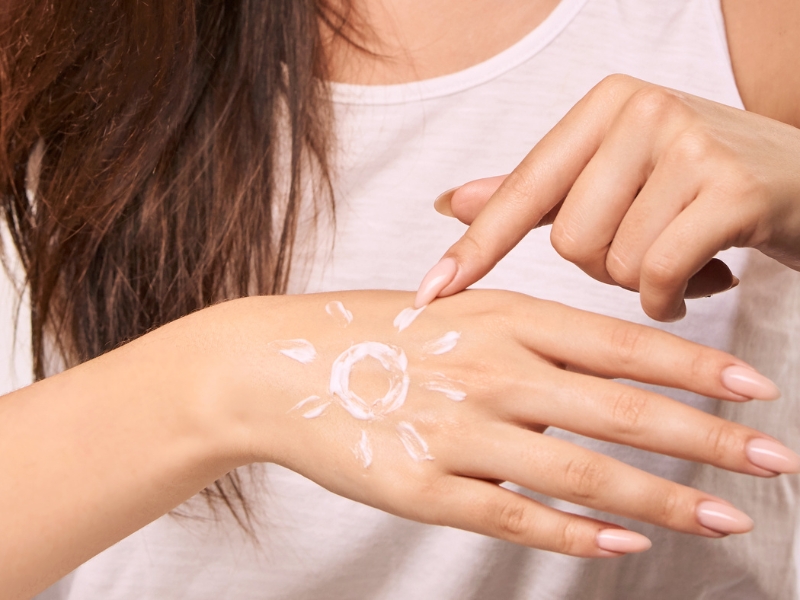trời mưa có cần bôi kem chống nắng không