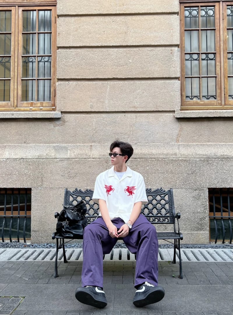 tạo dáng chụp ảnh nam ngồi