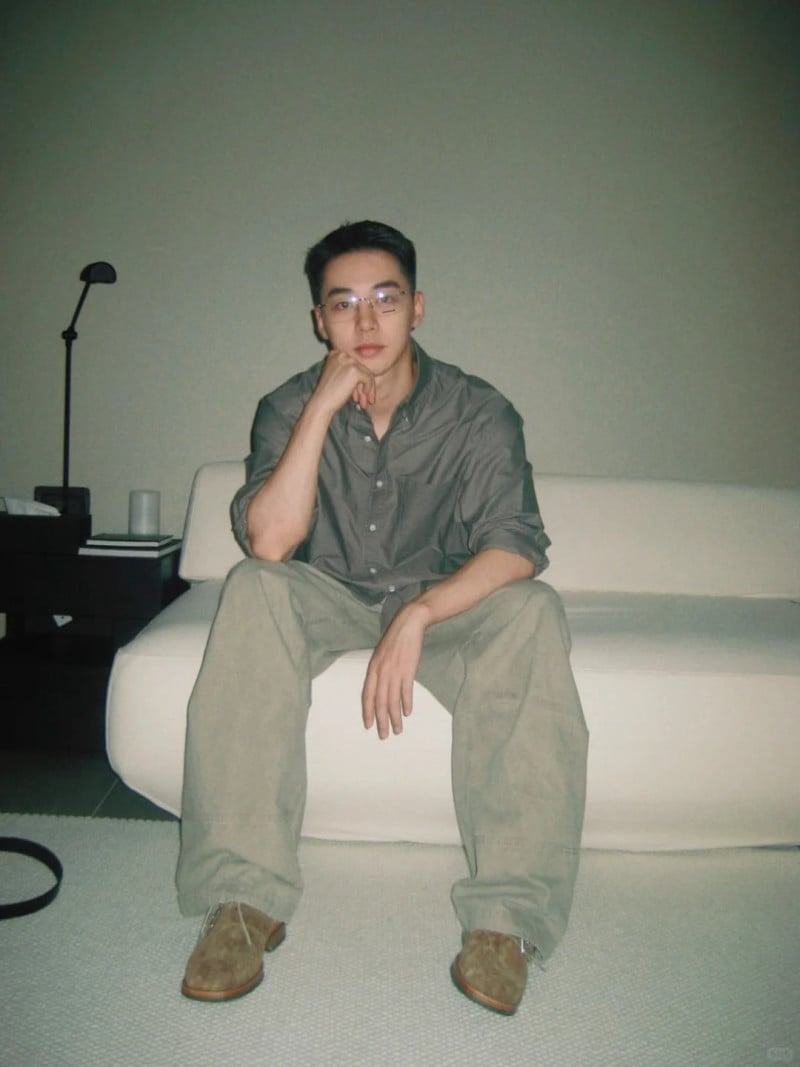 tạo dáng chụp ảnh nam ngồi