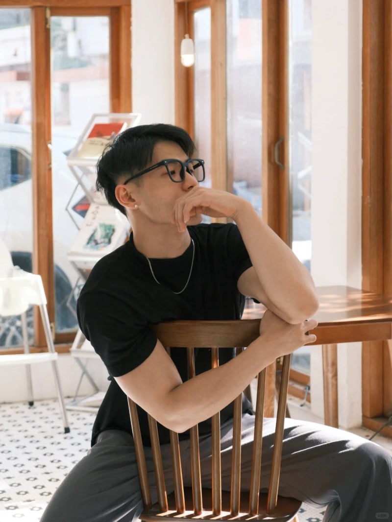 tạo dáng chụp ảnh nam ngồi