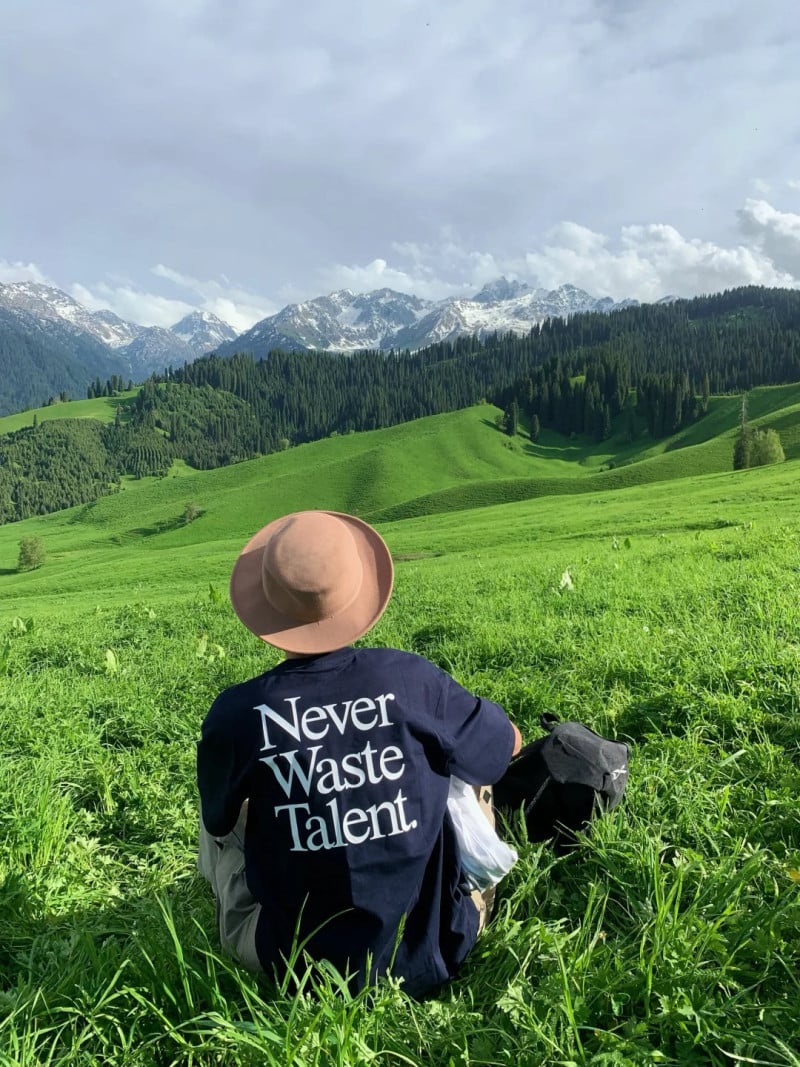 tạo dáng chụp ảnh nam ngồi