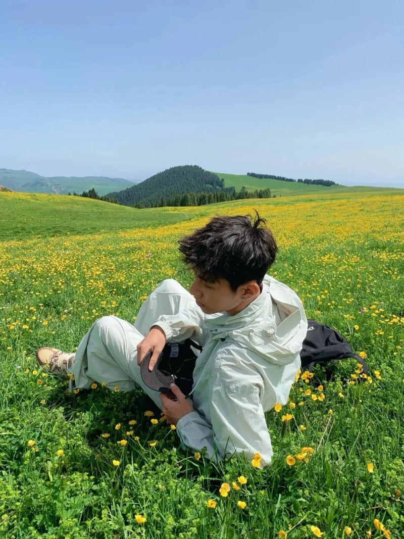 tạo dáng chụp ảnh nam ngồi