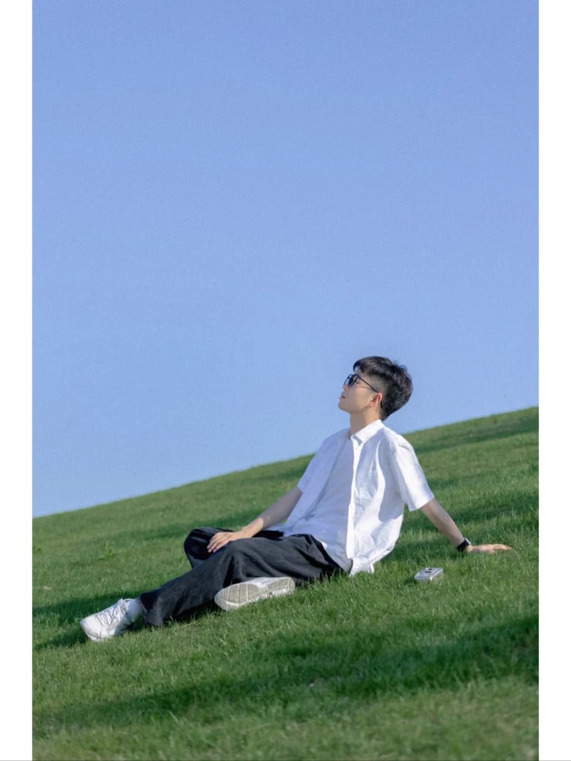 tạo dáng chụp ảnh nam ngồi