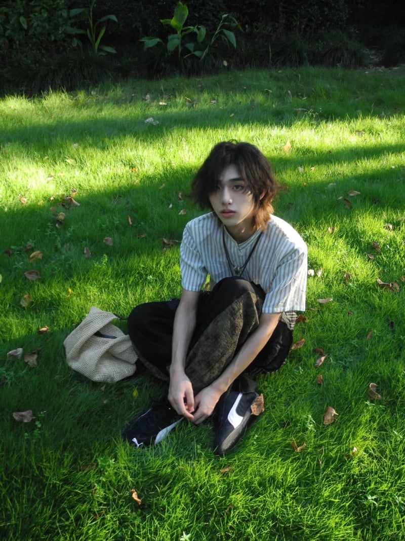 tạo dáng chụp ảnh nam ngồi