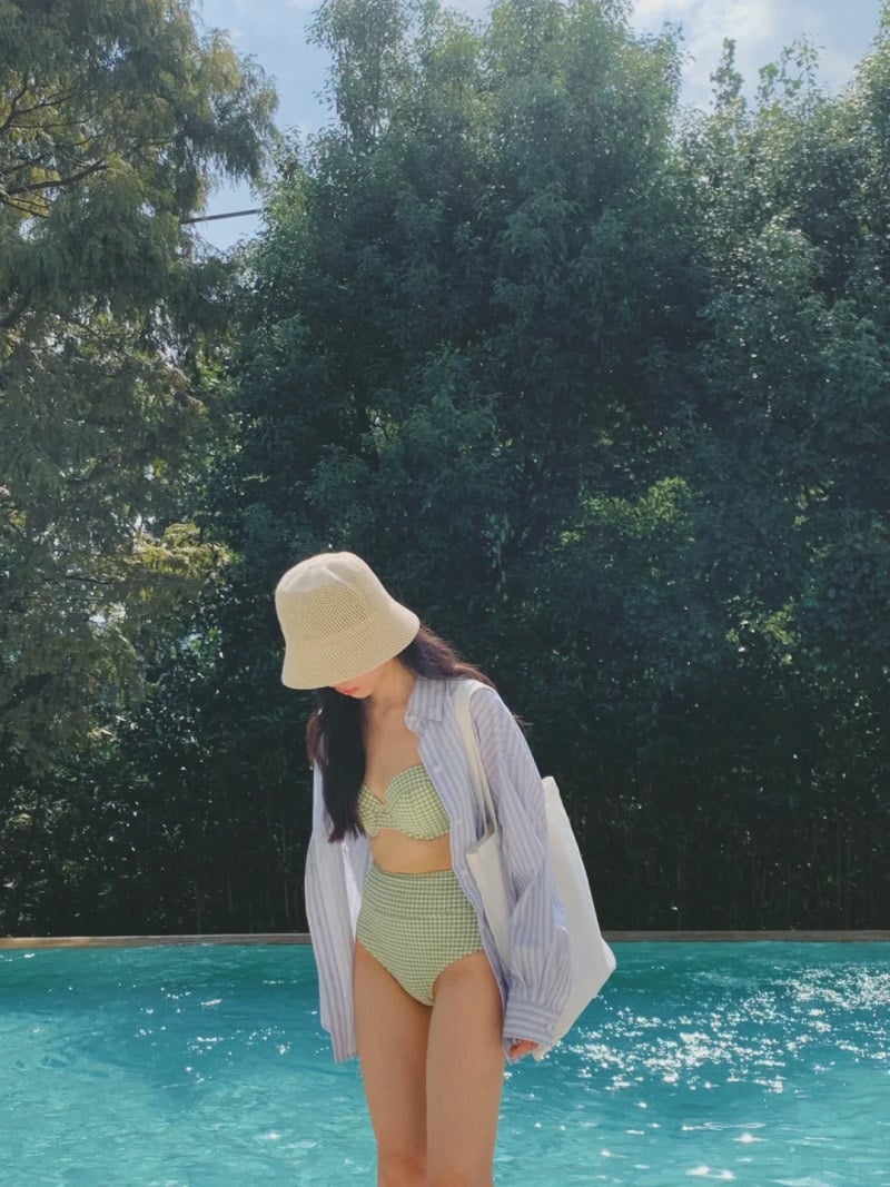 tạo dáng chụp ảnh ở bể bơi