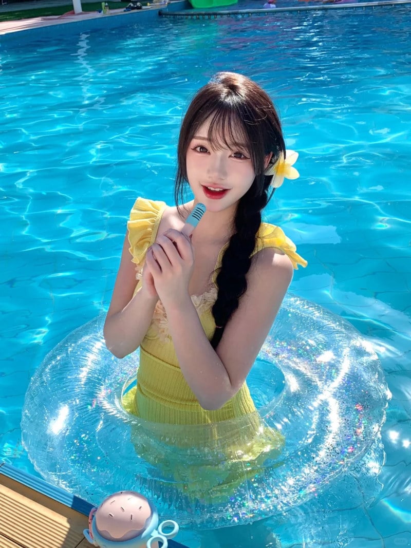 tạo dáng chụp ảnh ở bể bơi