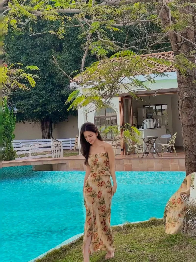 tạo dáng chụp ảnh ở bể bơi