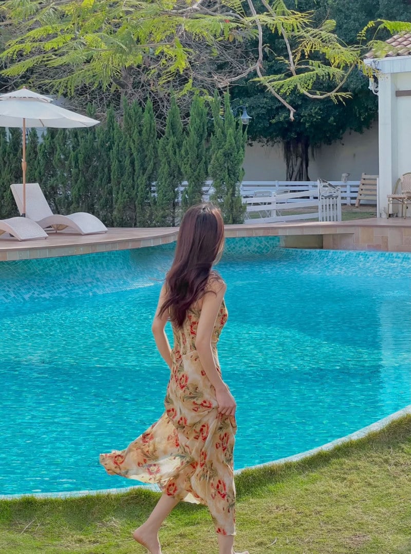 tạo dáng chụp ảnh ở bể bơi