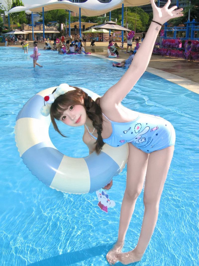 tạo dáng chụp ảnh ở bể bơi