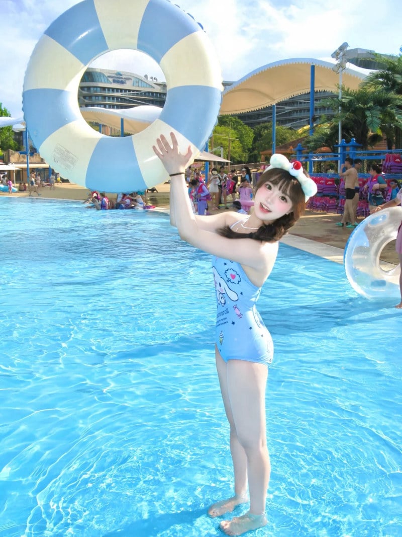 tạo dáng chụp ảnh ở bể bơi