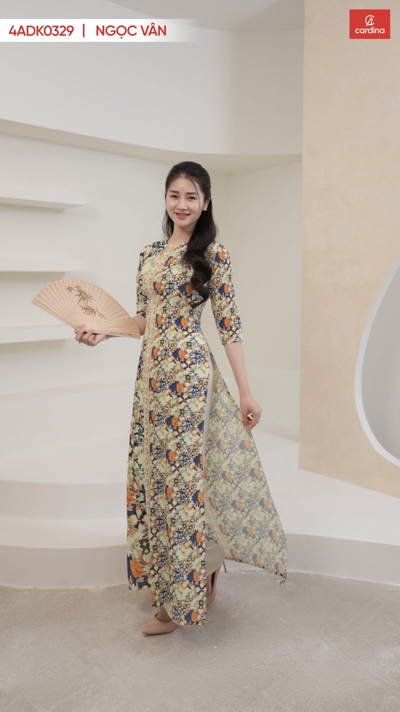 cách để tay khi mặc áo dài tay cầm tà áo