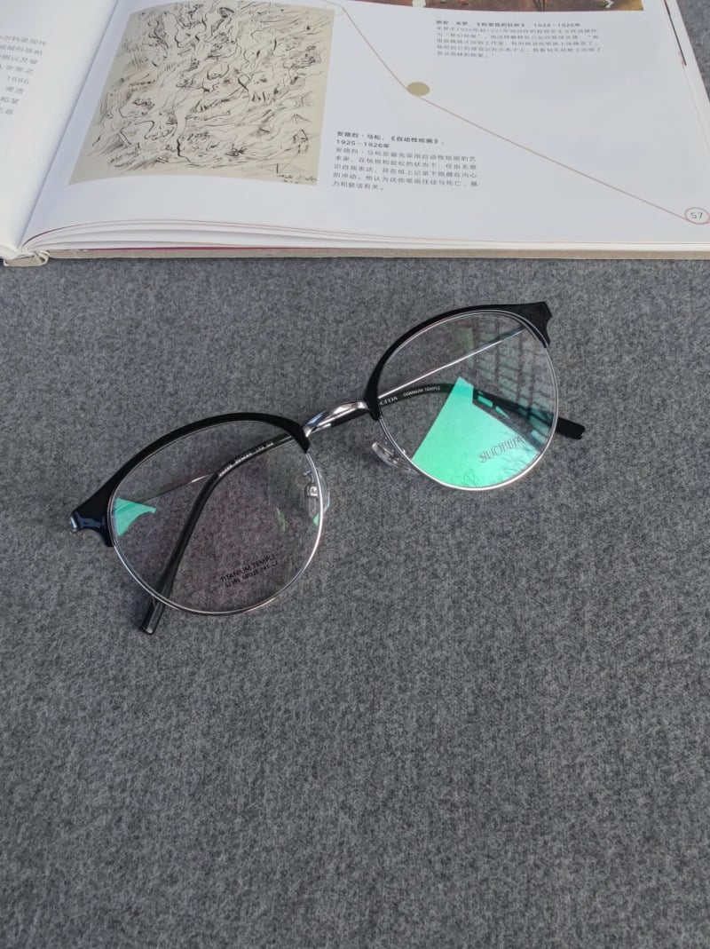 mặt kim cương đeo kính gì