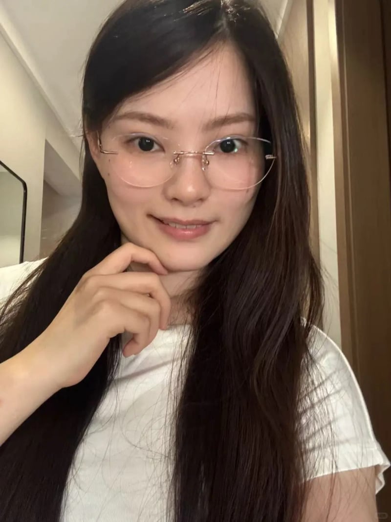 mặt kim cương đeo kính gì