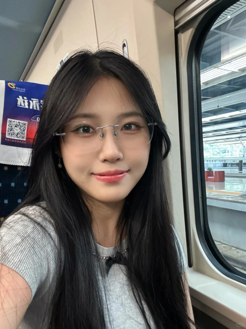 mặt kim cương đeo kính gì