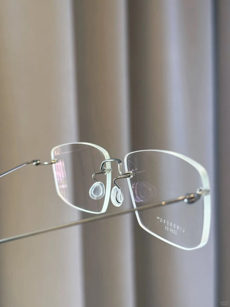 mặt kim cương đeo kính gì