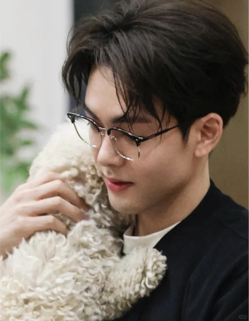 mặt kim cương đeo kính gì