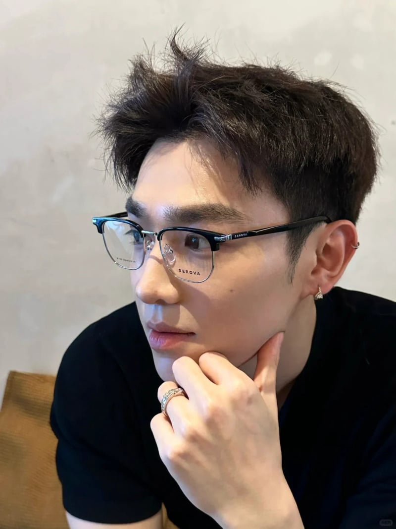 mặt kim cương đeo kính gì