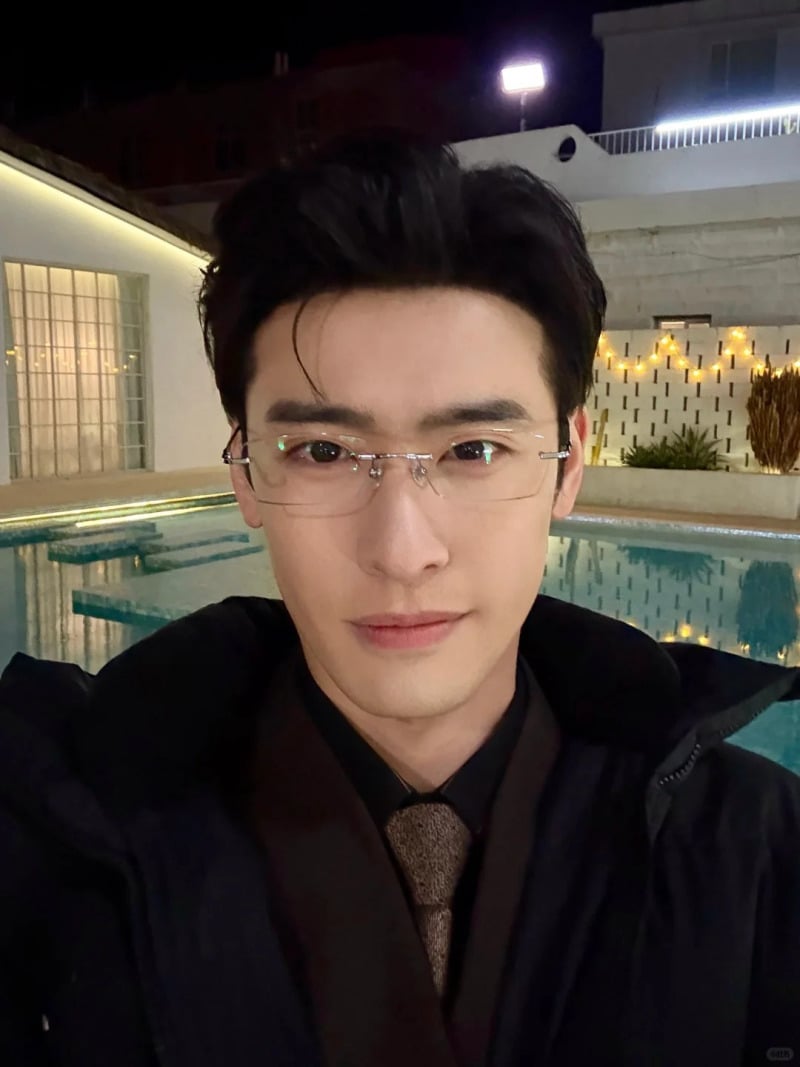 mặt kim cương đeo kính gì