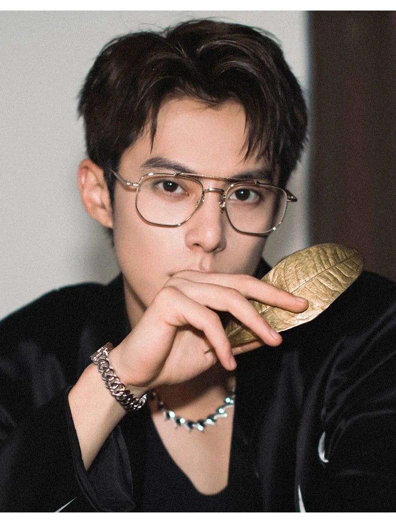 mặt kim cương đeo kính gì