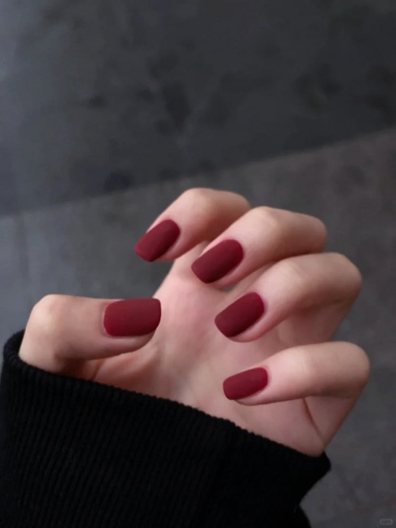sơn móng tay màu đỏ cherry