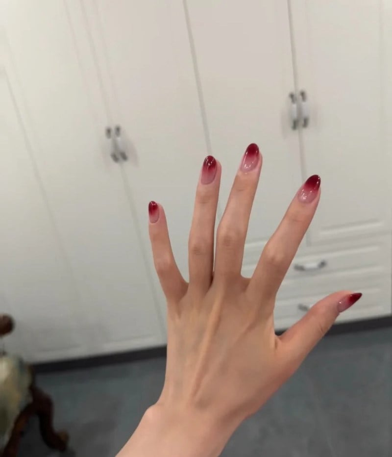 sơn móng tay màu đỏ cherry
