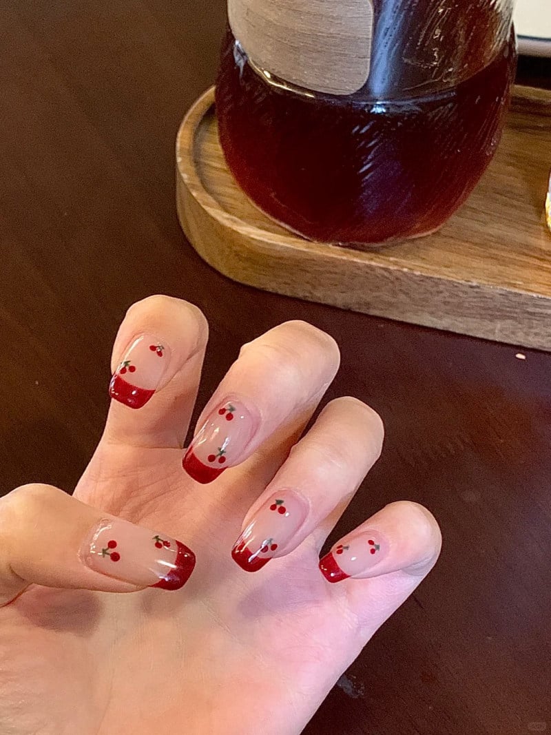 sơn móng tay màu đỏ cherry
