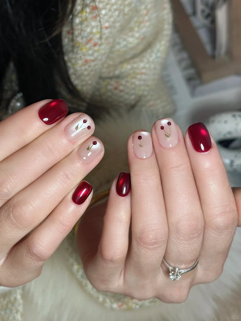 sơn móng tay màu đỏ cherry