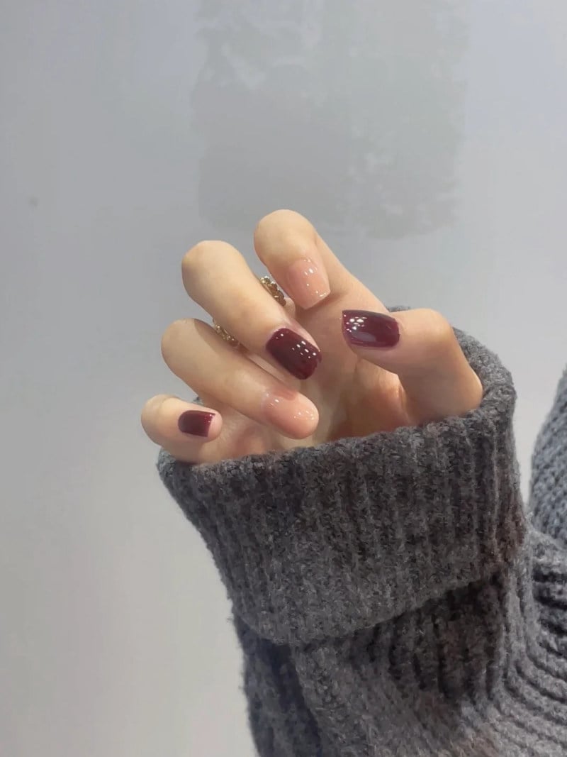 sơn móng tay màu đỏ cherry