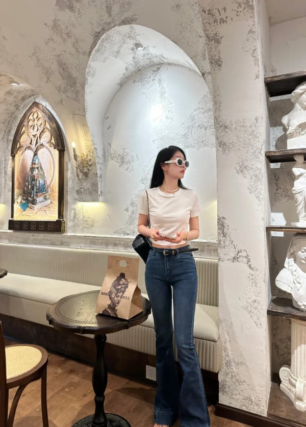 quần jean ống loe phối với áo gì