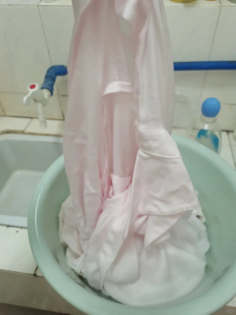 cách tẩy áo trắng bị phai màu hồng