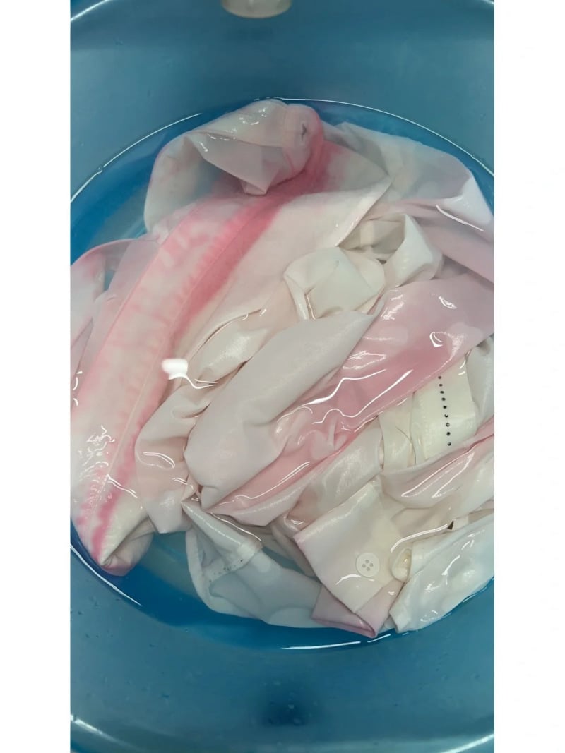 cách tẩy áo trắng bị phai màu hồng