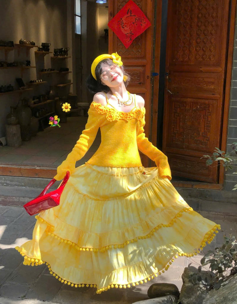 Chân váy màu vàng kết hợp với áo màu vàng