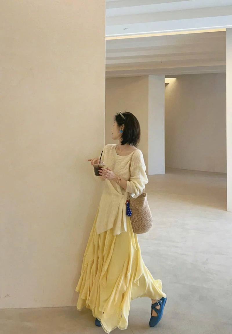 Chân váy màu vàng kết hợp với áo màu kem
