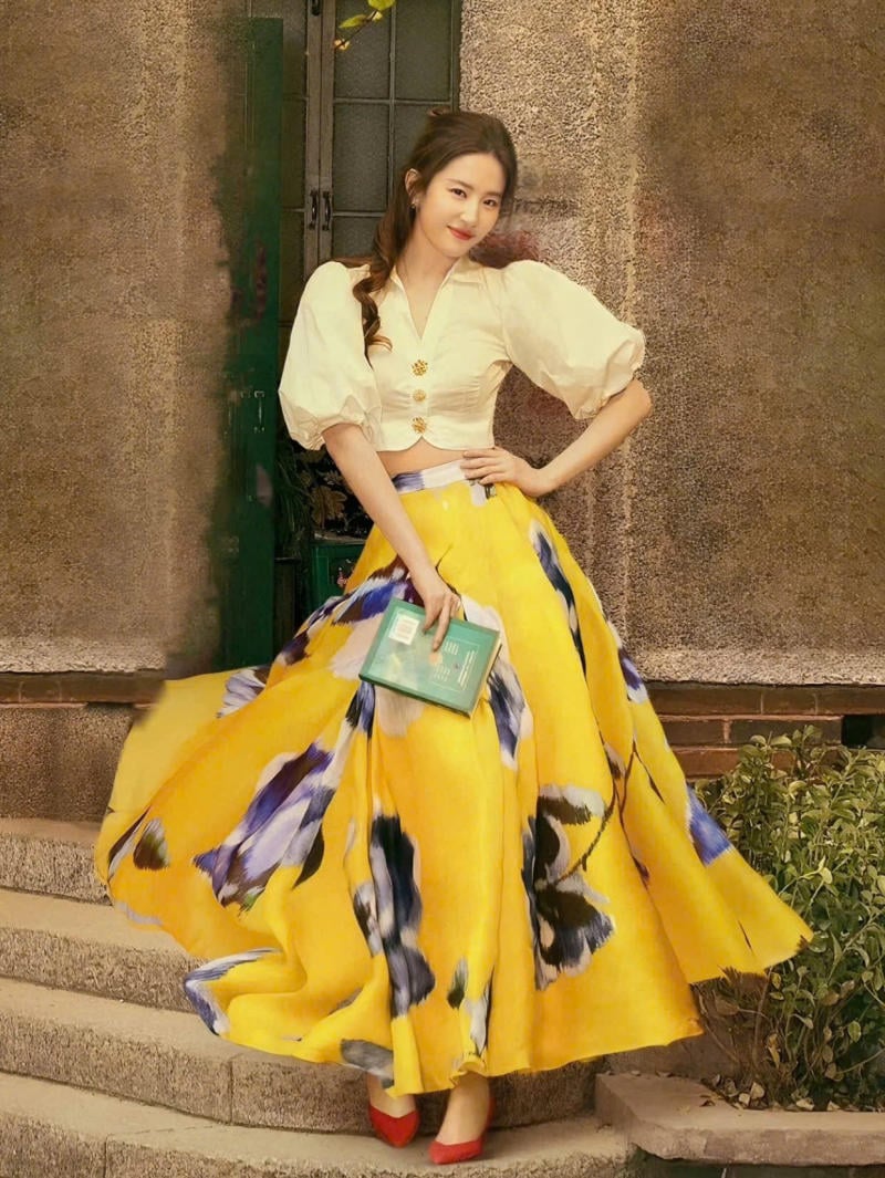 Chân váy màu vàng kết hợp với áo màu kem