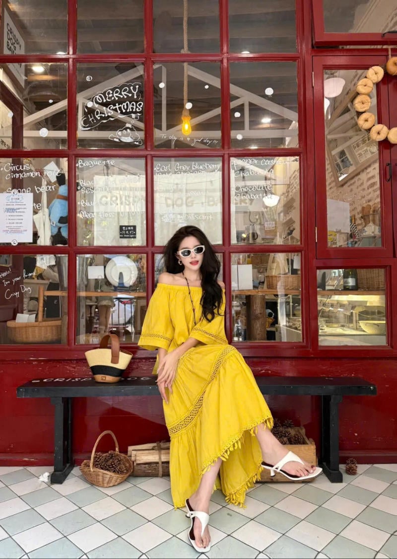 Chân váy màu vàng kết hợp với áo màu vàng