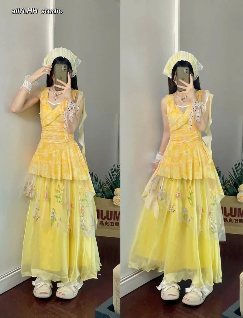 Chân váy màu vàng kết hợp với áo màu vàng