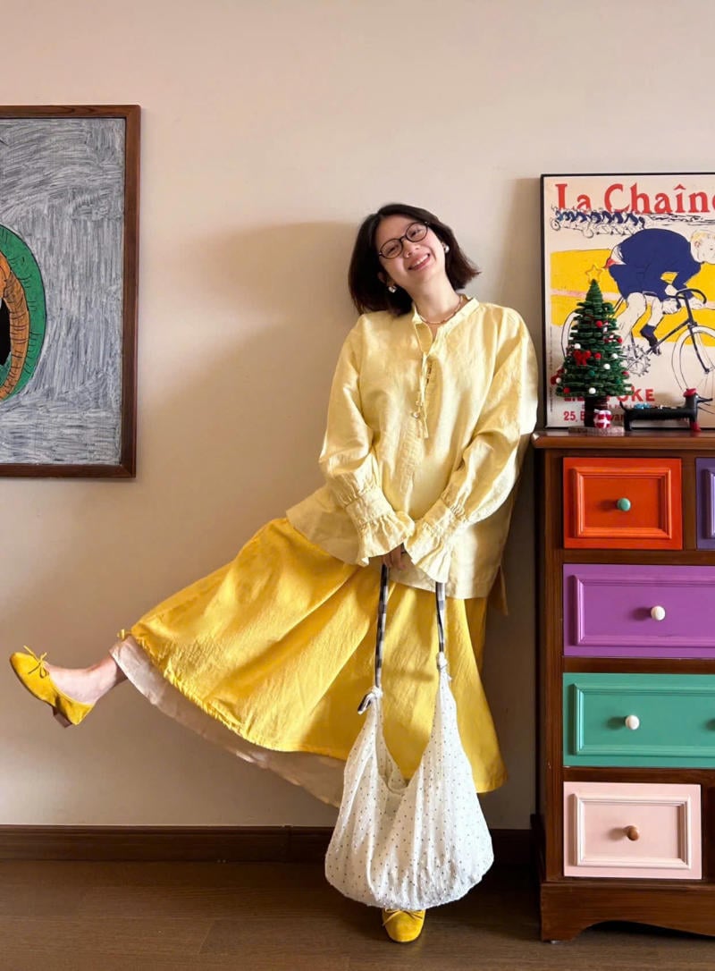 Chân váy màu vàng kết hợp với áo màu vàng