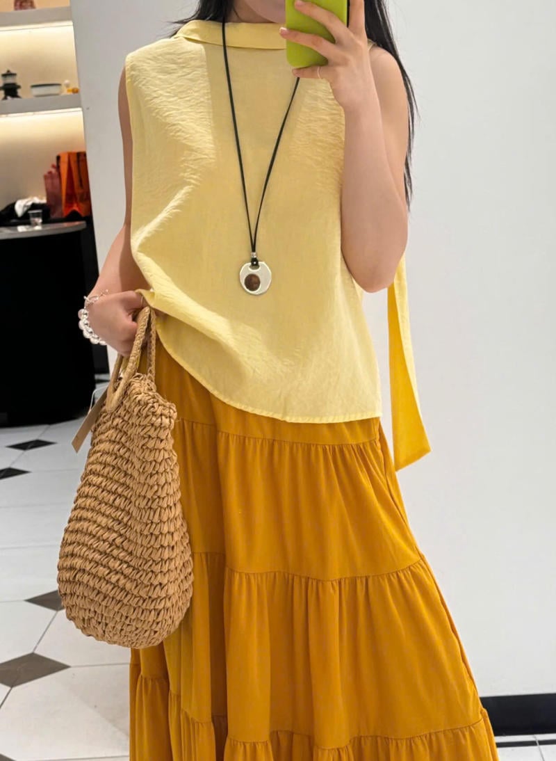 Chân váy màu vàng kết hợp với áo màu vàng