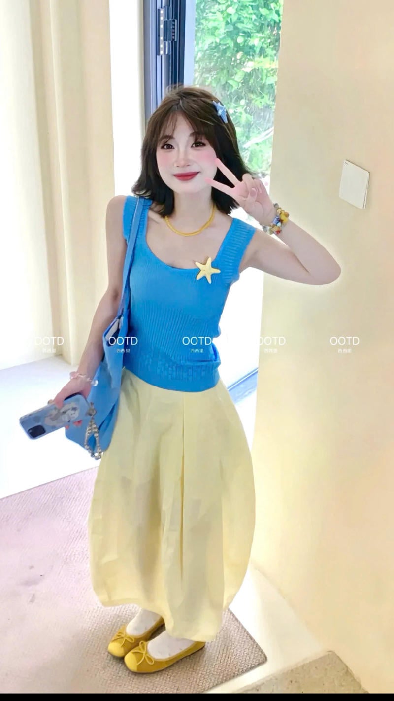 Chân váy màu vàng kết hợp với áo màu xanh ngọc